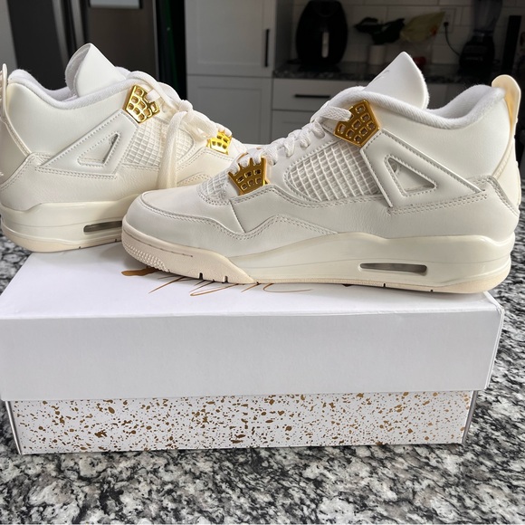 Jordan 4 Retro Metallic Gold - Picture 3 of 4